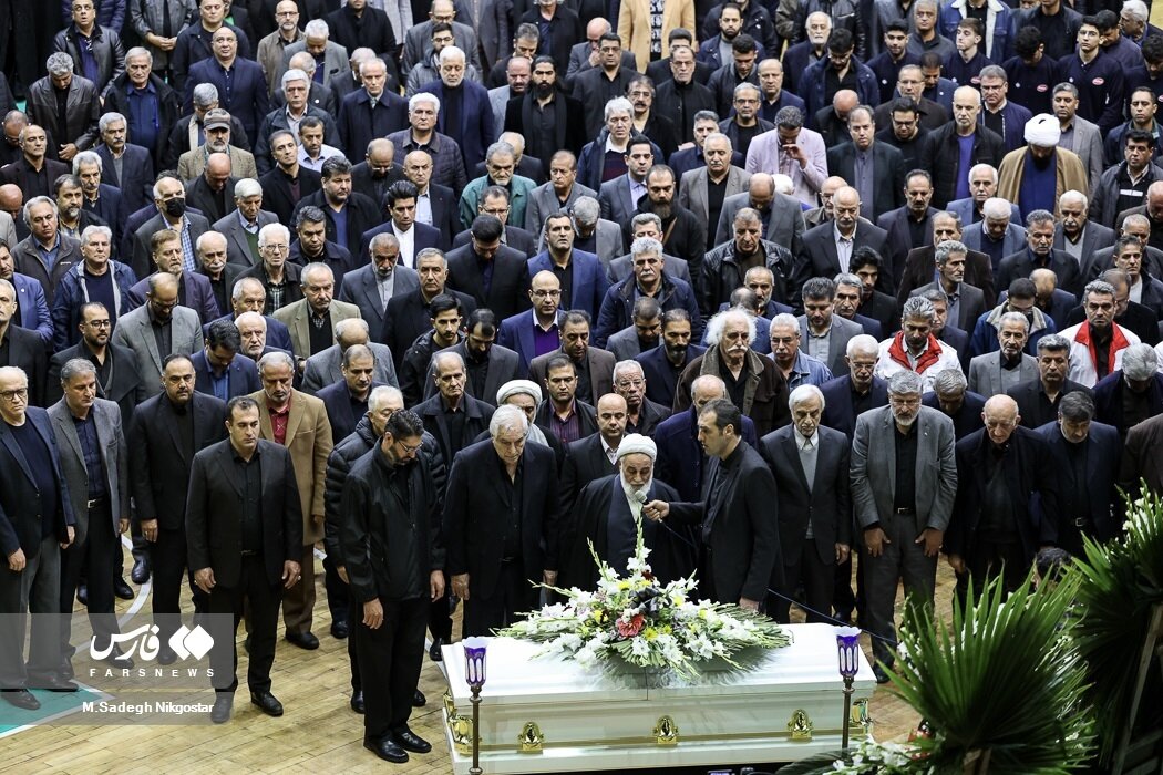 عکسی از اقامه نماز ناطق نوری بر پیکر پیشکسوت ورزش کشور