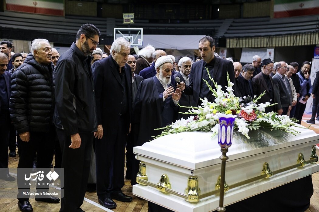 عکسی از اقامه نماز ناطق نوری بر پیکر پیشکسوت ورزش کشور