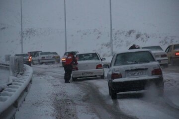 بارش برف و باران در جاده‌های ۱۱ استان