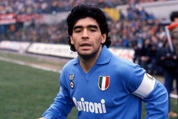 عکس| حرکت عجیب مارادونا مقابل دوربین فیلمبرداری! عکس| حرکت عجیب مارادونا مقابل دوربین فیلمبرداری!