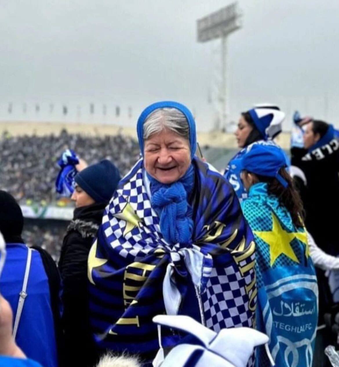عکس| حضور مادر بزرگ استقلالی روی سکوی آزادی