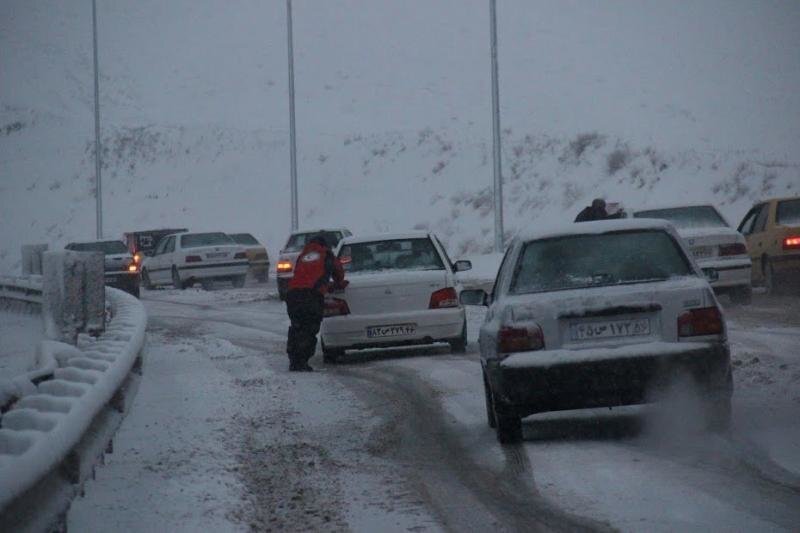 - بارش برف و باران در جاده‌های ۱۱ استان