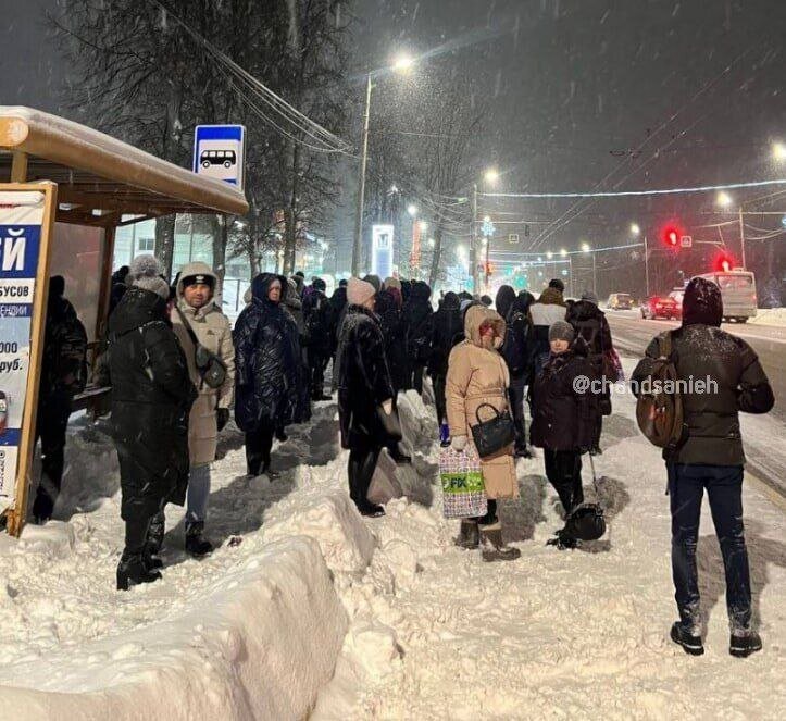 مسافران در خیابان مانده بعد از بارش سنگین برف در این کشور/ عکس