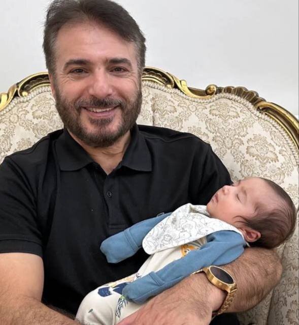 عکس | ذوق زدگی سید جواد هاشمی از دو ماهگی نوهاش