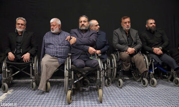 ۲ تصویر از مهمانان ویژه رهبر انقلاب در حسینیه امام خمینی (ره)