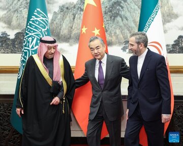 دیدار باقری کنی با وانگ یی/ چین از گسترش روابط تهران ـ ریاض حمایت کرد