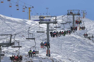 عکس | تصویری جالب از پیست اسکی در حومه تهران در سال ۱۳۳۰