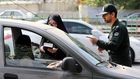 پلیس حق توقیف خودرو به‌علت بی‌حجابی را ندارد/ «کشف حجاب در خودرو فاقد کد تخلف است»