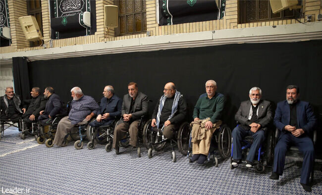 ۲ تصویر از مهمانان ویژه رهبر انقلاب در حسینیه امام خمینی (ره)