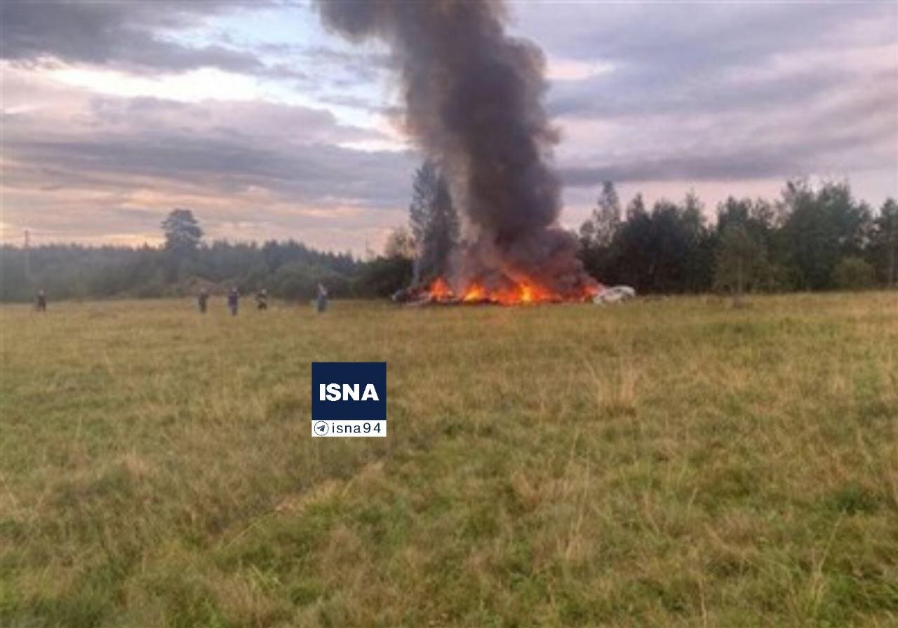 عکس | اولین تصویر از سقوط یک فروند هواپیمای نظامی در کازرون