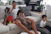 ببینید | تفریح جالب کریستیانو رونالدو با فرزندانش در خانه