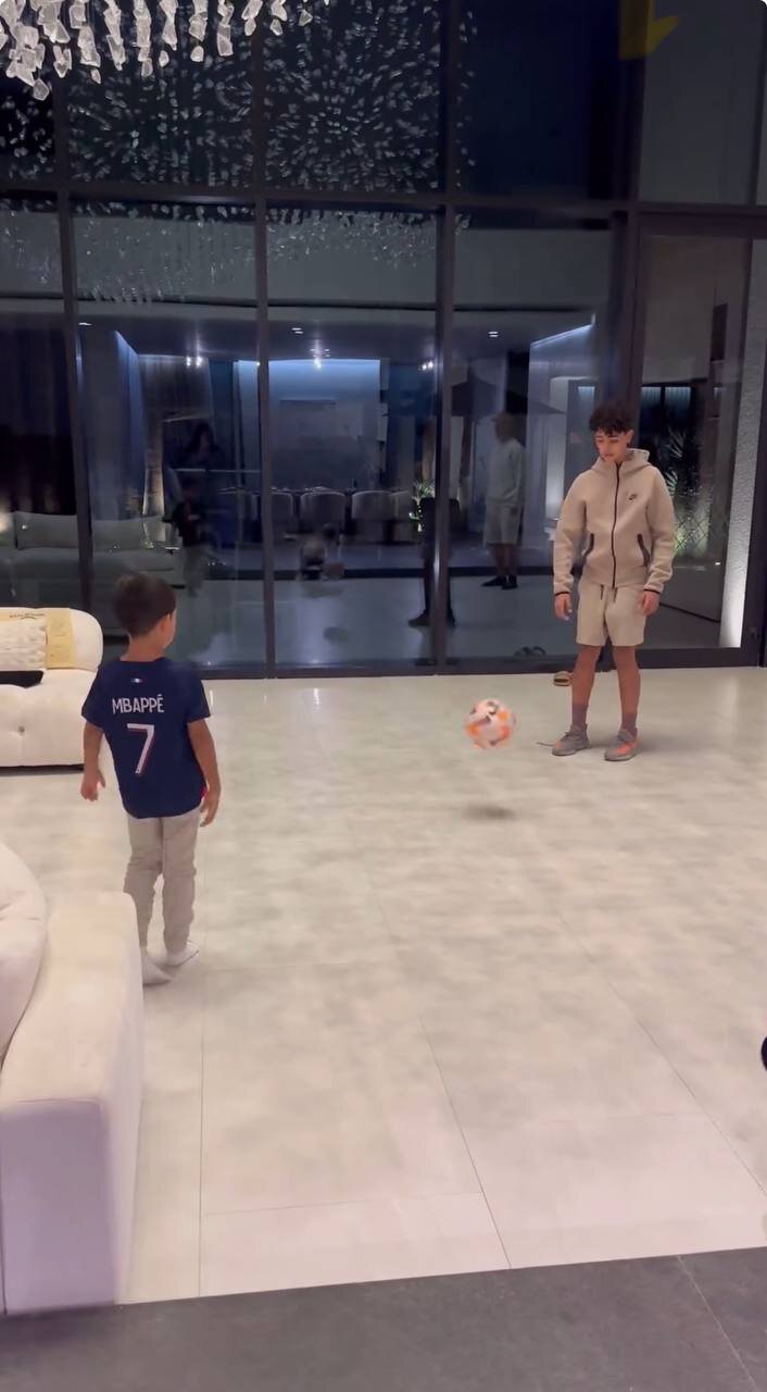 عکس| پیراهن امباپه بر تن پسر رونالدو!