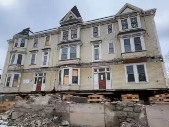 هتل ۲۲۰ تُنی با کمک ۷۰۰ قطعه صابون جابهجا شد!/ عکس