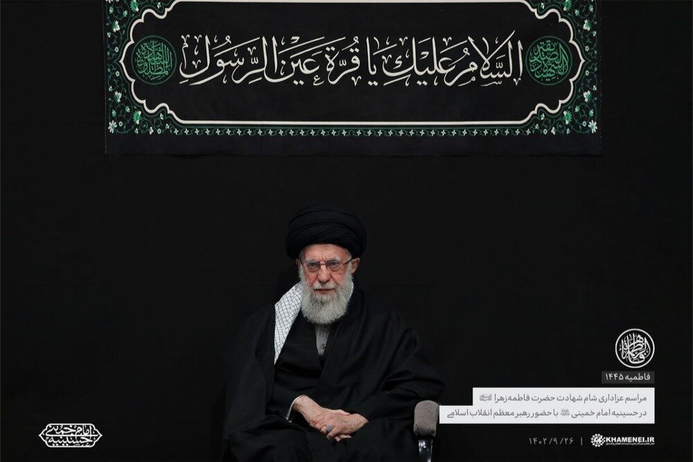 تصویری از رهبر انقلاب در مراسم عزاداری شهادت حضرت فاطمه (س)