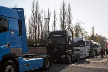 عکس |  حضور جالب یک زن پشت فرمان اتوبوس مسافربری در تهران