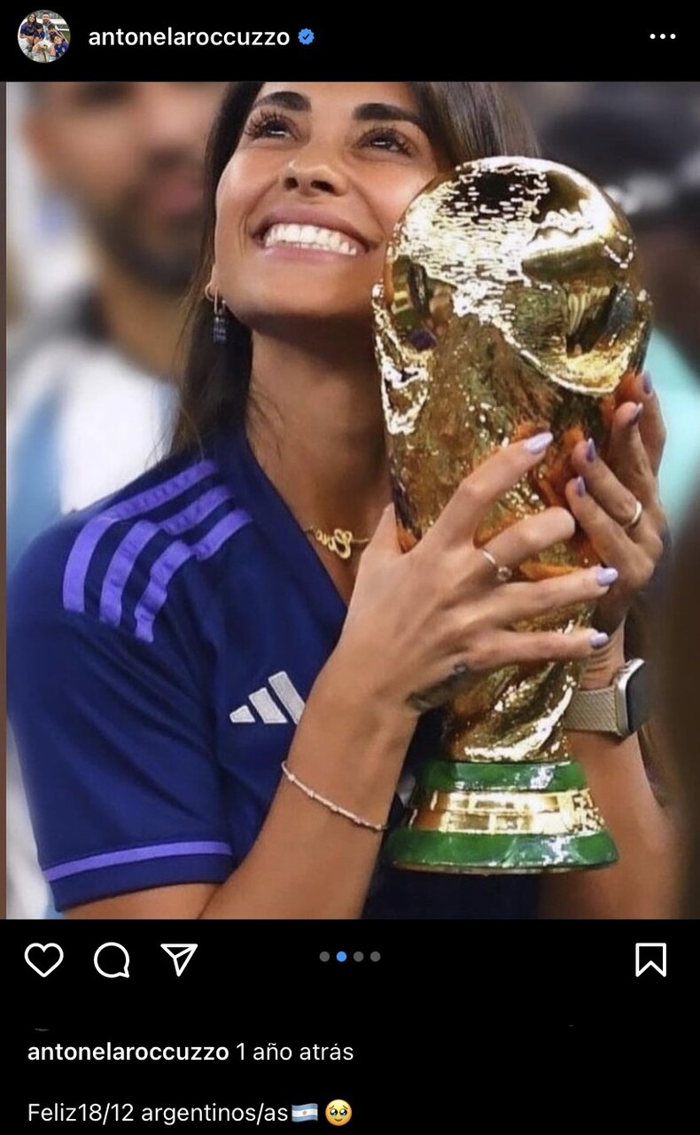 عکس| ژست بامزه همسر مسی با مهمترین جایزه نابغه آرژانتینی