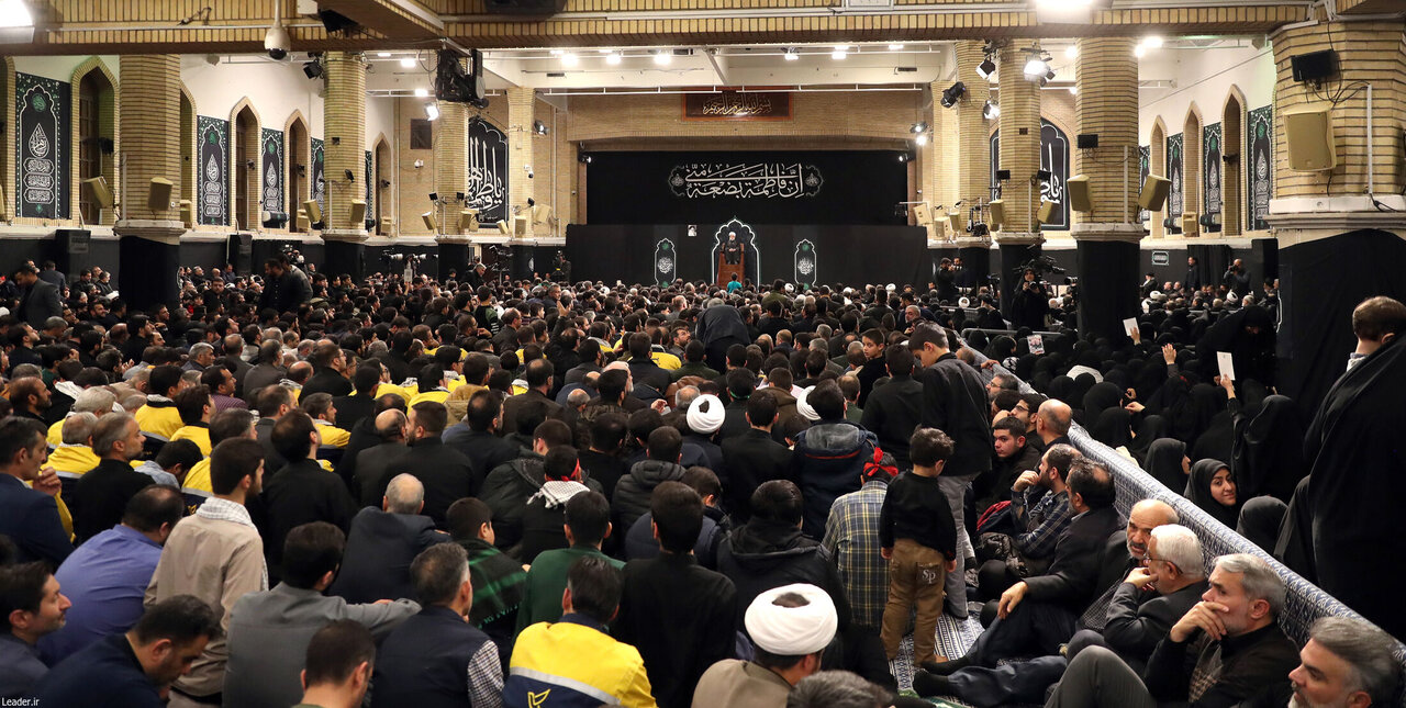 عکسی از آخرین شب مراسم عزاداری حضرت فاطمه (س) با حضور رهبر انقلاب