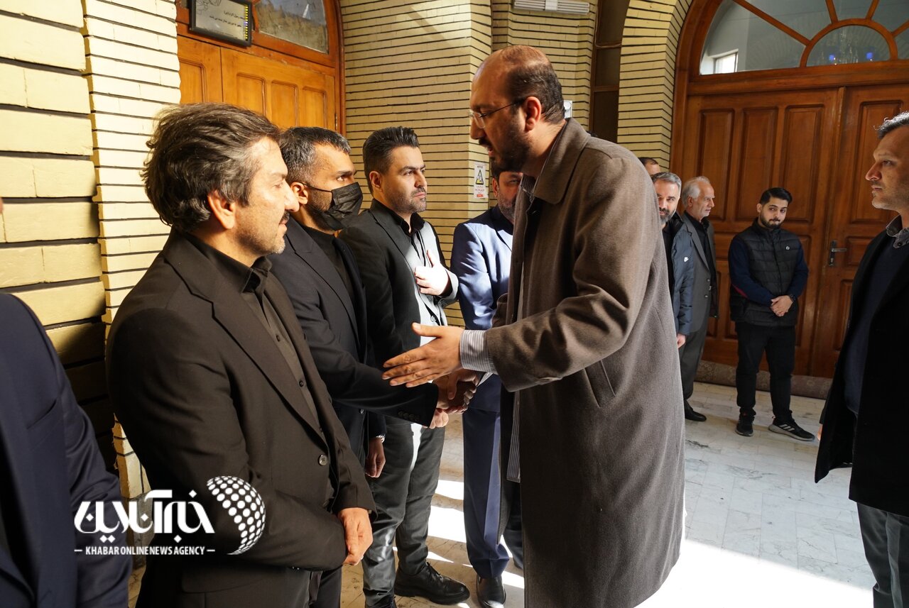 عکس | نگاههای معنادار میثاقی به مدیر شبکه سه در مراسم ختم مادرش