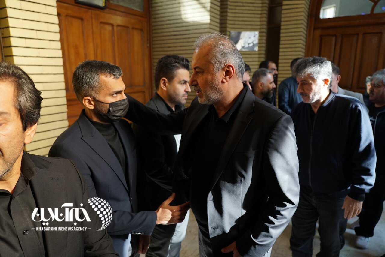تصاویر | حضور چهرههای سرشناس در مراسم ترحیم مادر محمدحسین میثاقی؛ از مایلیکهن و رحمان رضایی تا قلعهنویی و استیلی
