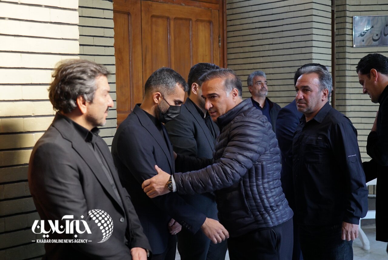تصاویر | حضور چهرههای سرشناس در مراسم ترحیم مادر محمدحسین میثاقی؛ از مایلیکهن و رحمان رضایی تا قلعهنویی و استیلی
