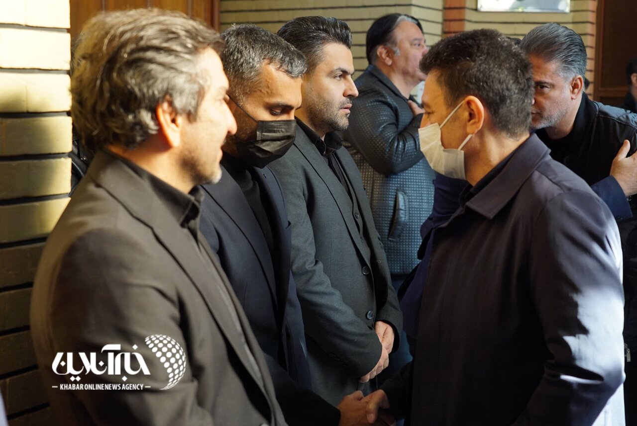 عکس| امیر قلعهنویی در مراسم ختم مادر میثاقی