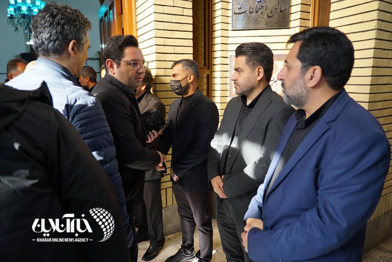 عکس | واکنش محمدحسین میثاقی به تسلیتگویی محمدرضا احمدی در مراسم ختم