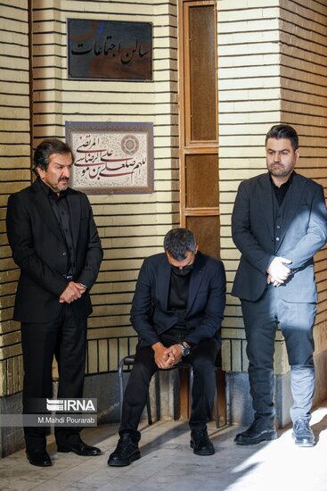 عکس | غم و اندوه محمدحسین میثاقی در مراسم ختم مادرش