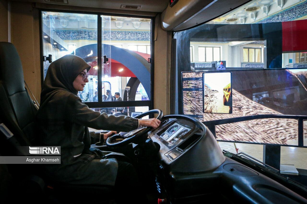 عکس |  حضور جالب یک زن پشت فرمان اتوبوس مسافربری در تهران