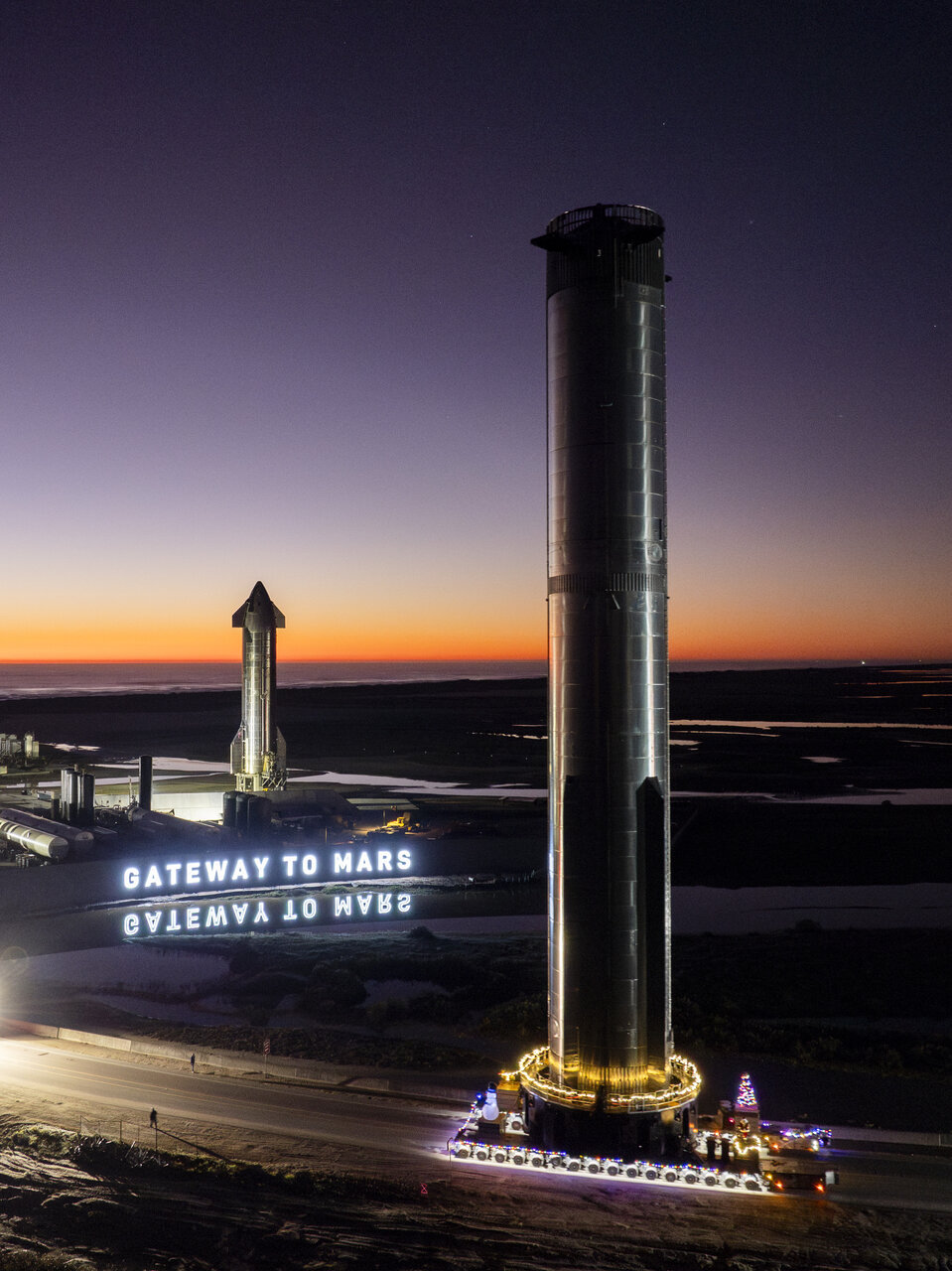 سه عکس دیدنی از قدرتمندترین موشک دنیا پیش از پرتاب