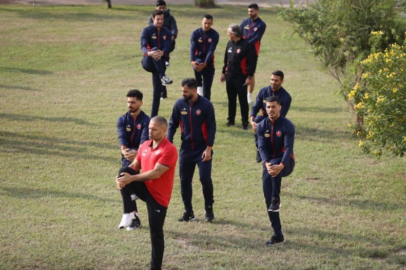 عکس| پرسپولیسیها در حیاط هتل تمرین کردند