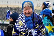 ببینید | کری‌خوانی بامزه مادربزرگ استقلالی برای مجری صداوسیما