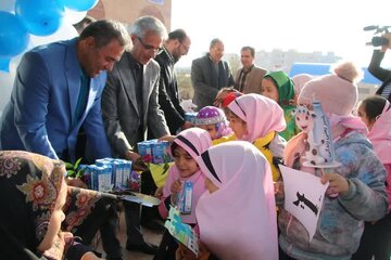 آغاز توزیع شیر رایگان در ۳۹۸ مدرسه استان سمنان