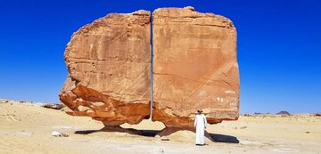 یک پدیده نادر و عجیب در عربستان/ صخره‌ای که به شکلی عجیب از وسط نصف شده/ عکس