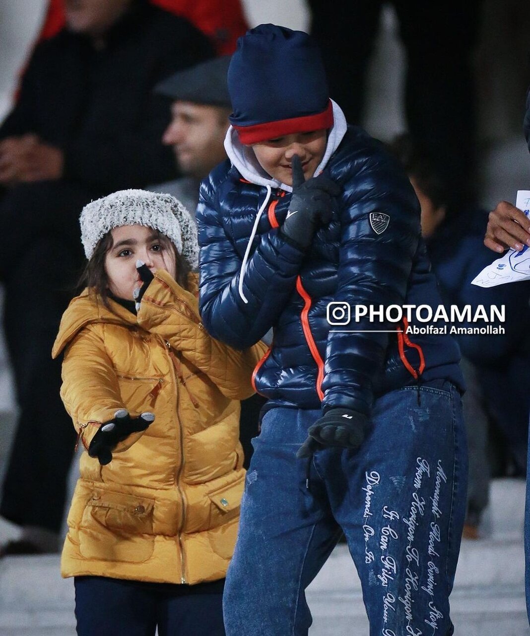 عکس| خوشحالی جالب فرزندان نکونام موقع آتش بازی استقلالیها