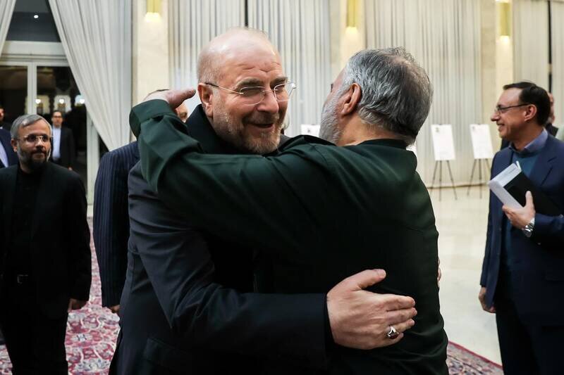 عکسی از قالیباف در آغوش سردا بلندپایه سپاه در یک مراسم/ مداح جنجالی هم آمد +تصاویر