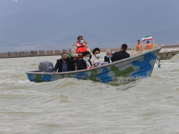 عکسی از قایق سواری ابراهیم رئیسی در دریای خزر