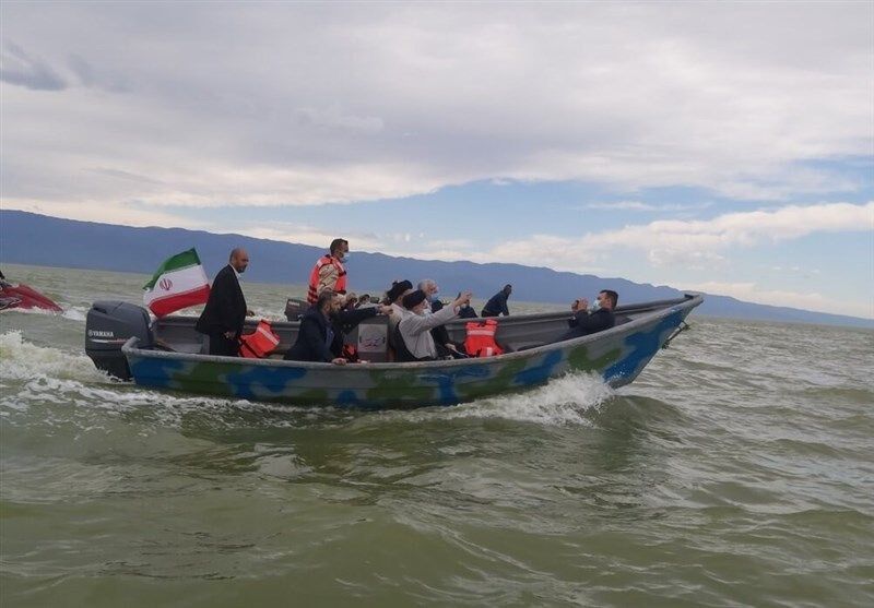 عکسی از قایق سواری ابراهیم رئیسی در دریای خزر