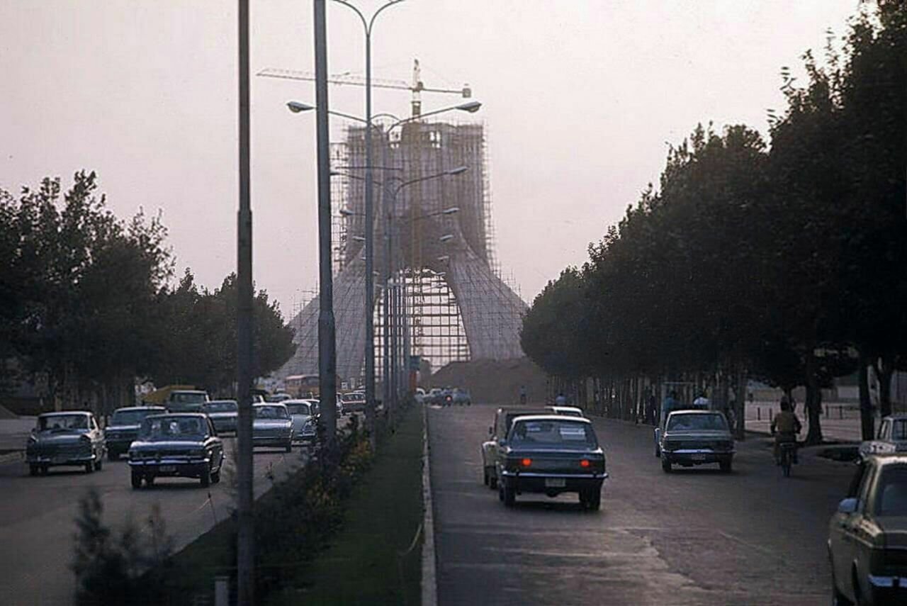 آزادی در حصار داربستها/ عکس کمتر دیده شده از زمان ساخت برج آزادی