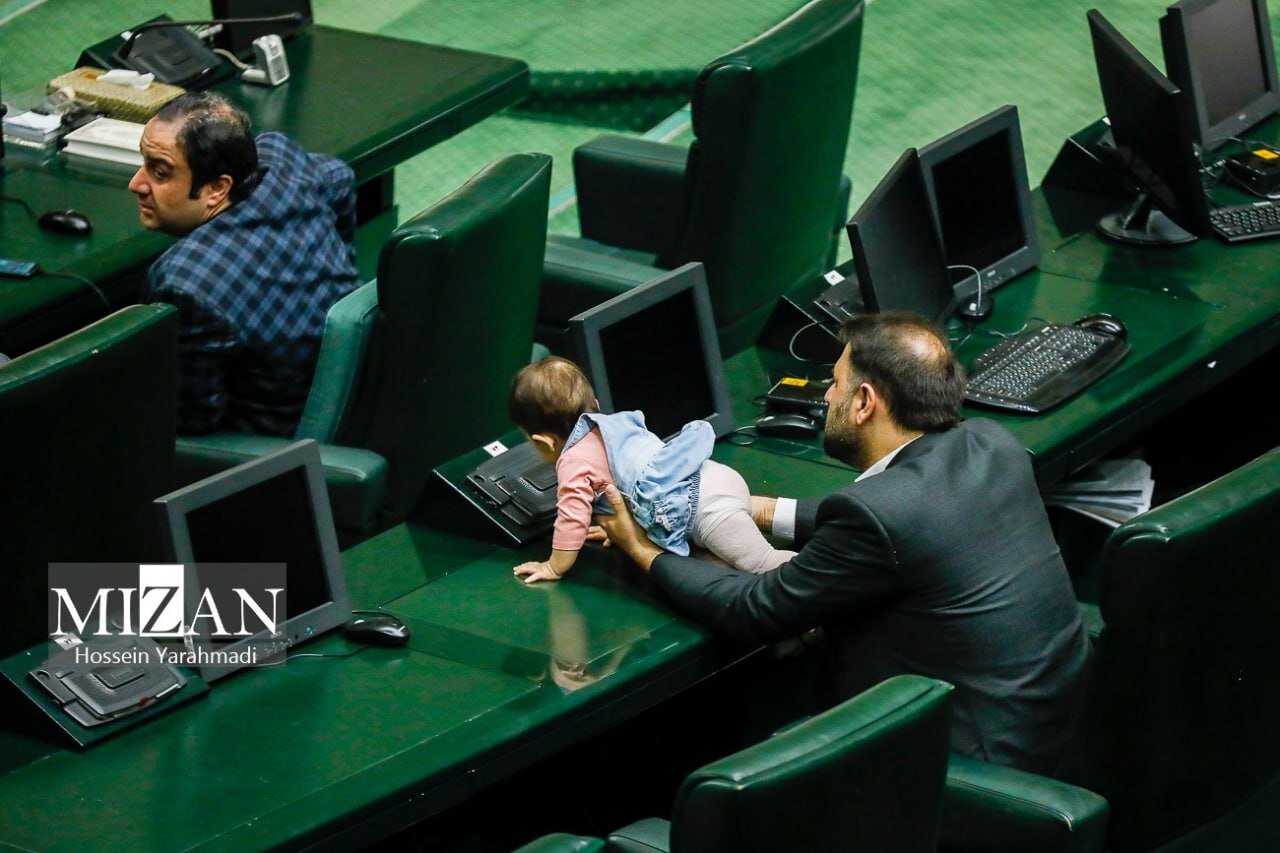 عکس | شیطنت بامزه یک دختربچه در صحن مجلس