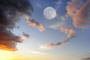 عکس | خودنمایی ماه در دل آسمان وسط روز