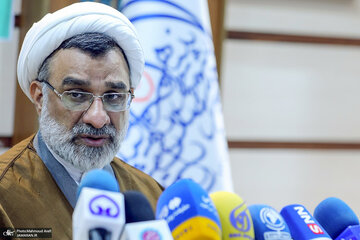 زیر بار استکبار جهانی نمیرویم / یکی از عناصر انقلاب اسلامی مردمی بودن آن است