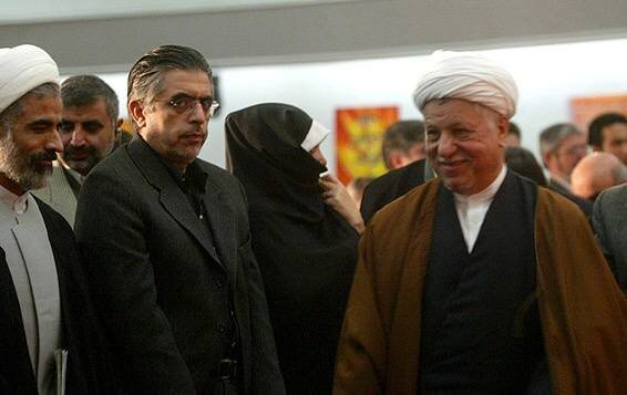 عکسی از جوانیهای کرباسچی و مجید انصاری در کنار آیت الله معروف 2