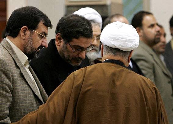 عکسی از محسن رضایی درحال اشک ریختن در کنار آیت الله هاشمی / نگاه متفاوت شمخانی 2