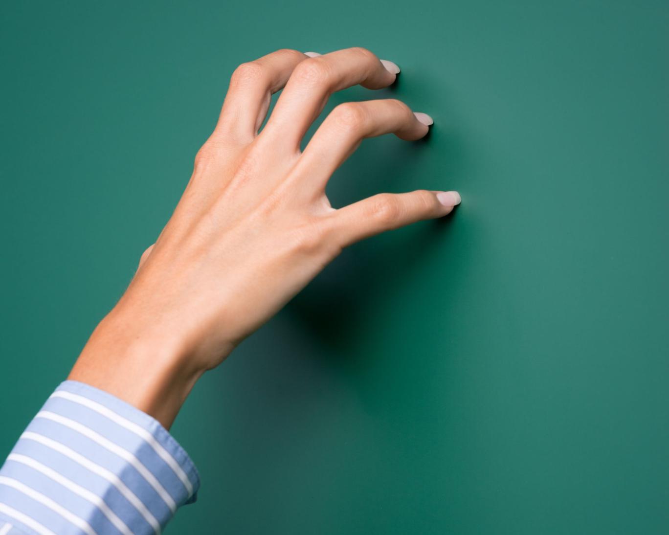 چرا کشیدهشدن ناخن روی تخته گوشخراش است؟