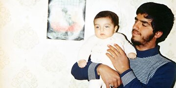 تصاویر تلخ از وداع پدر و نوه ۷ ماهه با پیکر شهید/ می‌ترسم محبتش نگذارد به جبهه بروم