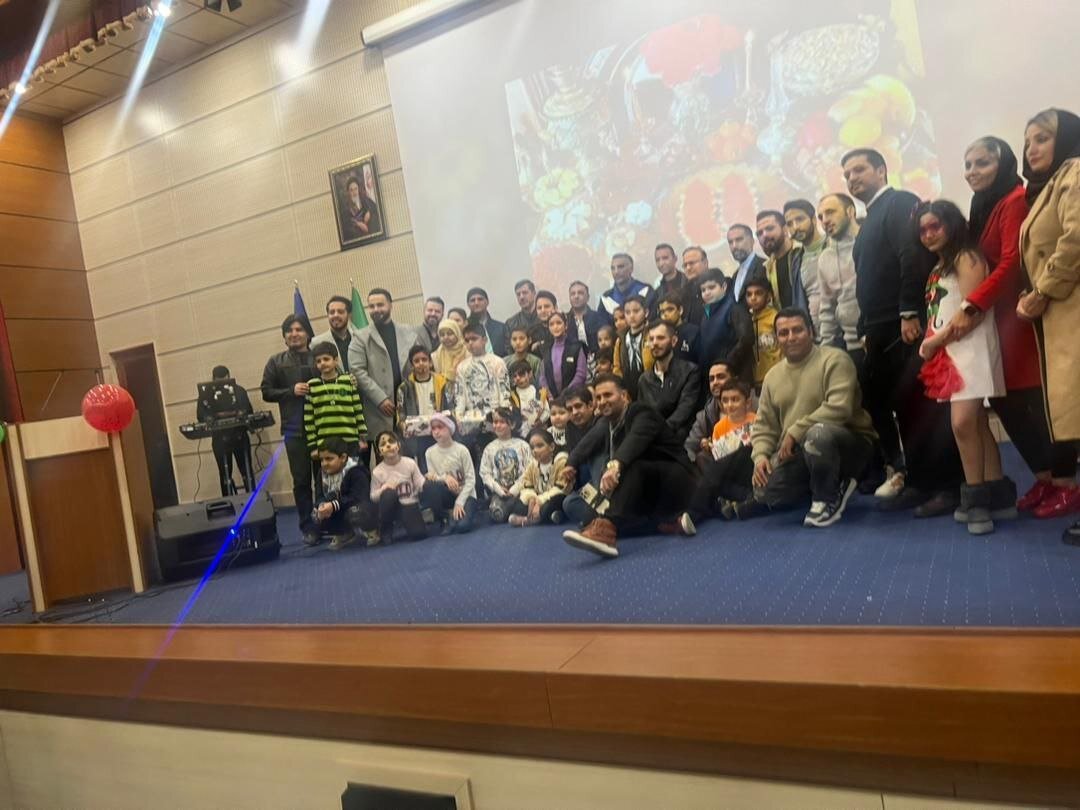 عکس| اقدام زیبای کریم باقری و هاشمینسب در شب یلدا