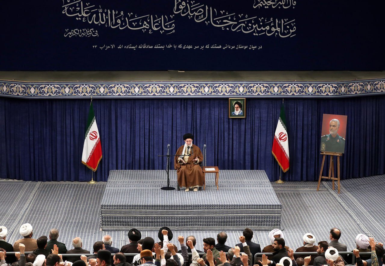 آیه معنادار نصبشده در محل دیدار امروز رهبر انقلاب +عکس