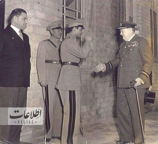 تنها عکس محمدرضا پهلوی در حال دست دادن با چرچیل