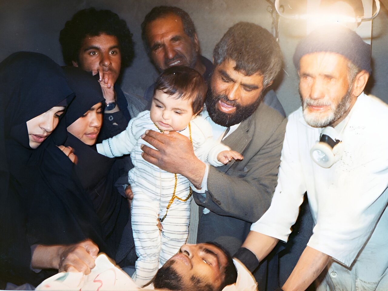 تصاویری تلخ از وداع پدر و نوه ۷ ماهه با پیکر شهید/ میترسم محبتش نگذارد به جبهه بروم