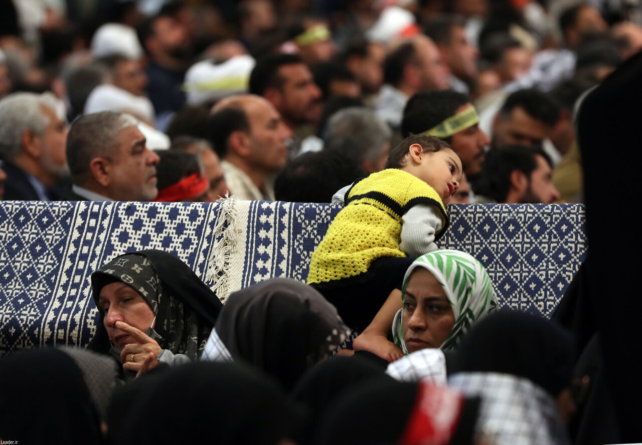 مهمانان ویژه رهبر انقلاب در حسینیه امام خمینی +عکس